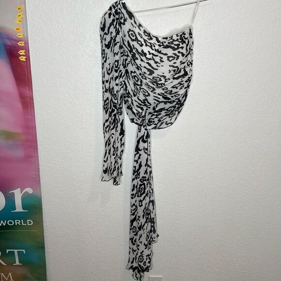 NWT Self Portrait LEOPARD PLISSE ONE
SHOULDER TOP IVORY/BLACK Size 8 - Picture 2 of 13